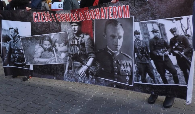 Плакат с ротмистром В.Пилецким (2-е фото справа на плакате) для марша в честь «проклятых солдат» 