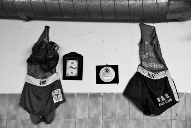 Форма и боксёрские перчатки на стене одного из спортивных клубов по боксу