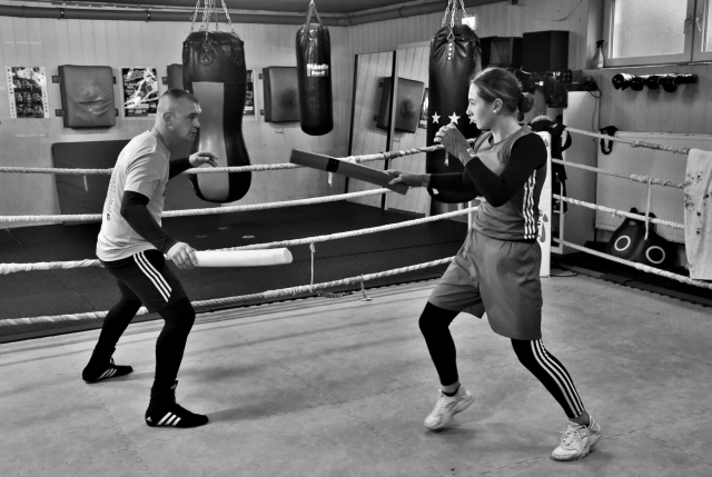 Виктория и Якоб Савацки во время тренировки на боксёрском ринге