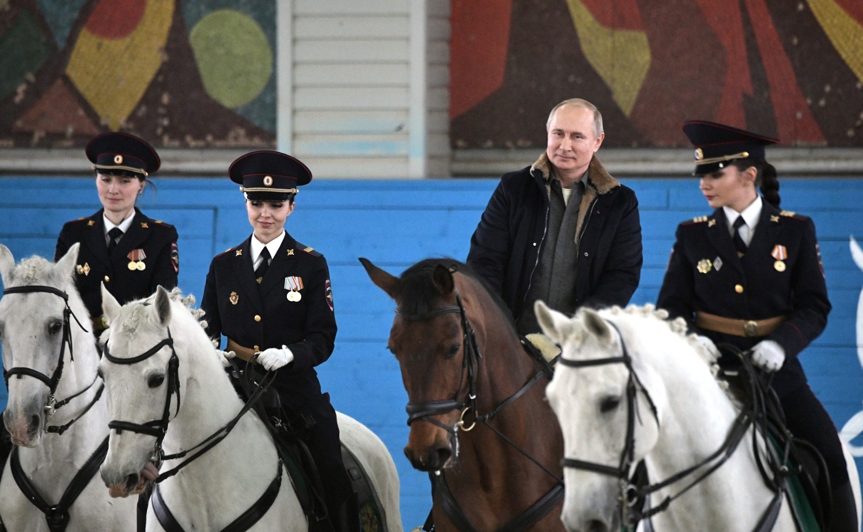 Путин покатался на лошади в манеже 1-го оперативного полка полиции