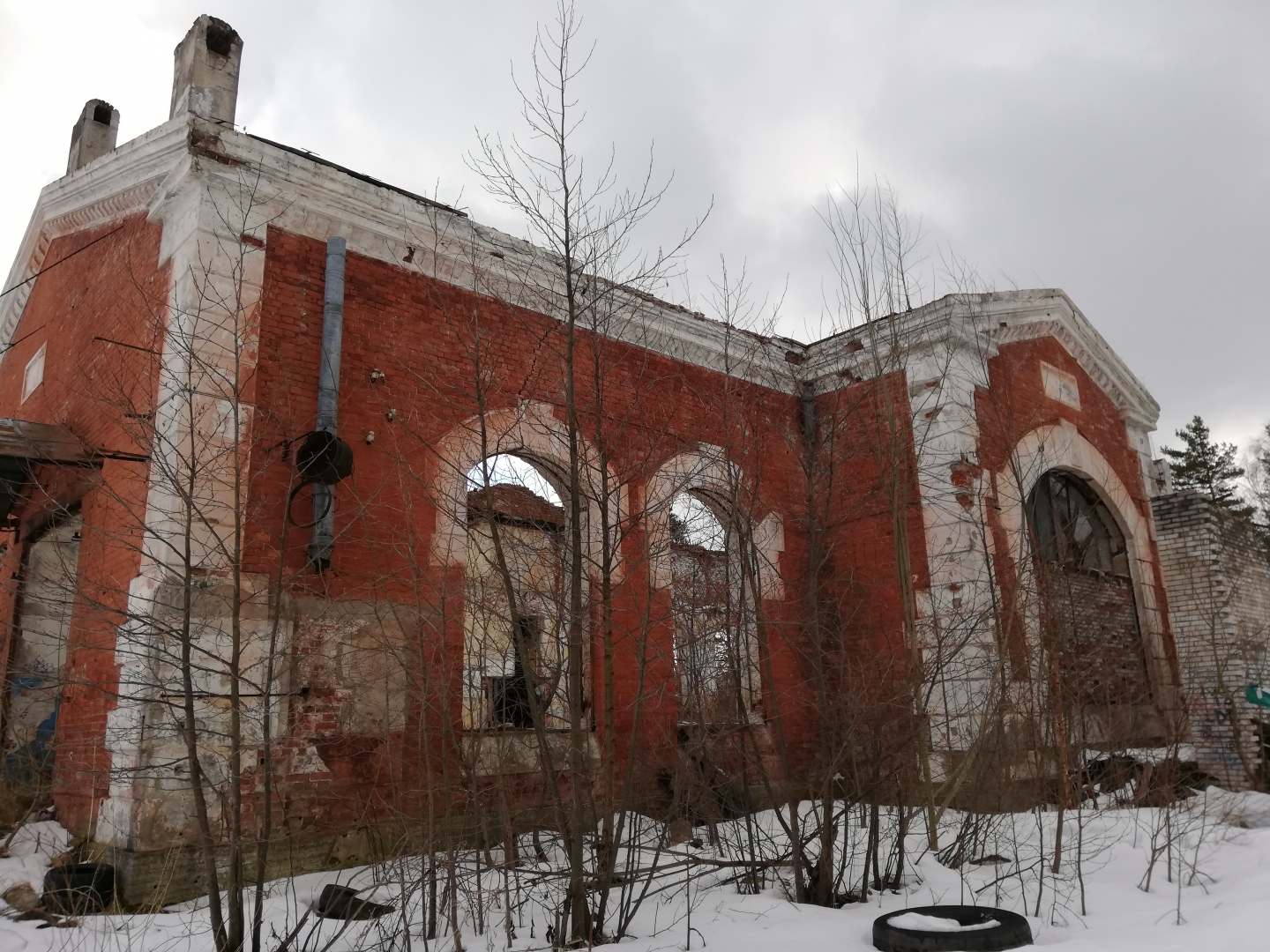 В Петергофе гибнет здание императорской электростанции