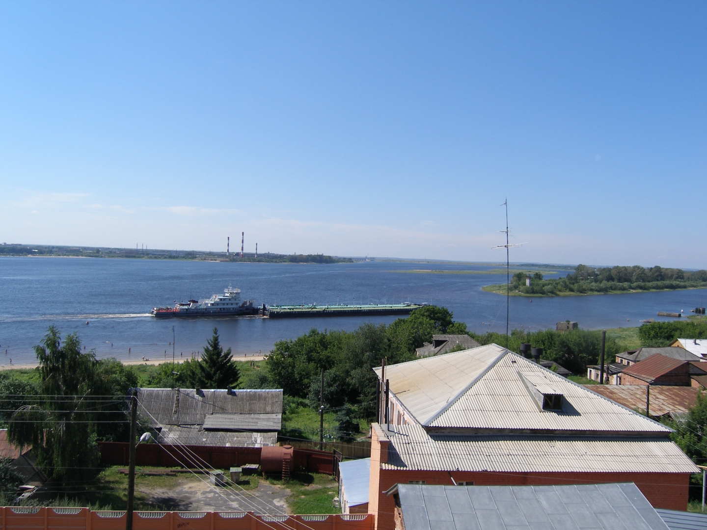 В Нижнем Новгороде судятся за «Победу», сносят коттеджи на побережье: обзор