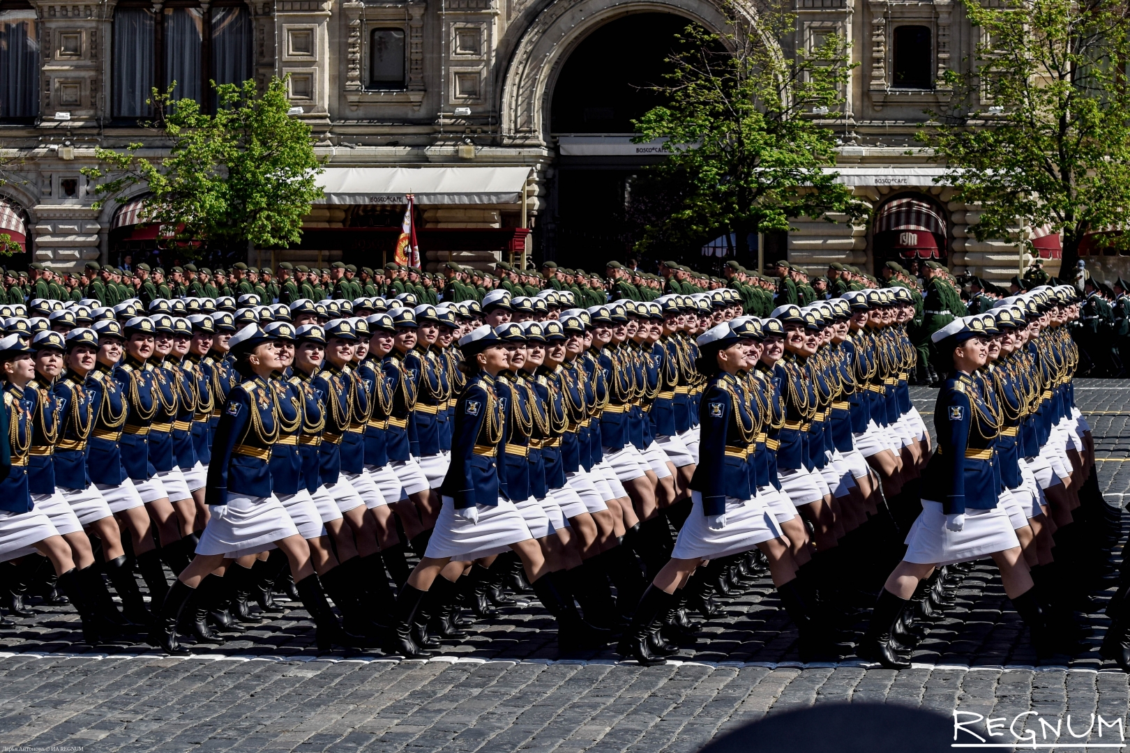 Девушек-военных при подготовке парада в Москве учат садиться на шпагат