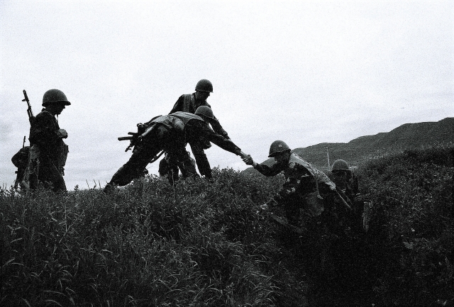 Солдаты армии Нагорного Карабаха в окопах на линии соприкосновения 