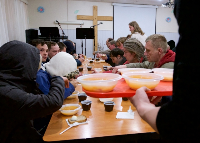 Волонтеры Анненкирхе кормят бездомных супом