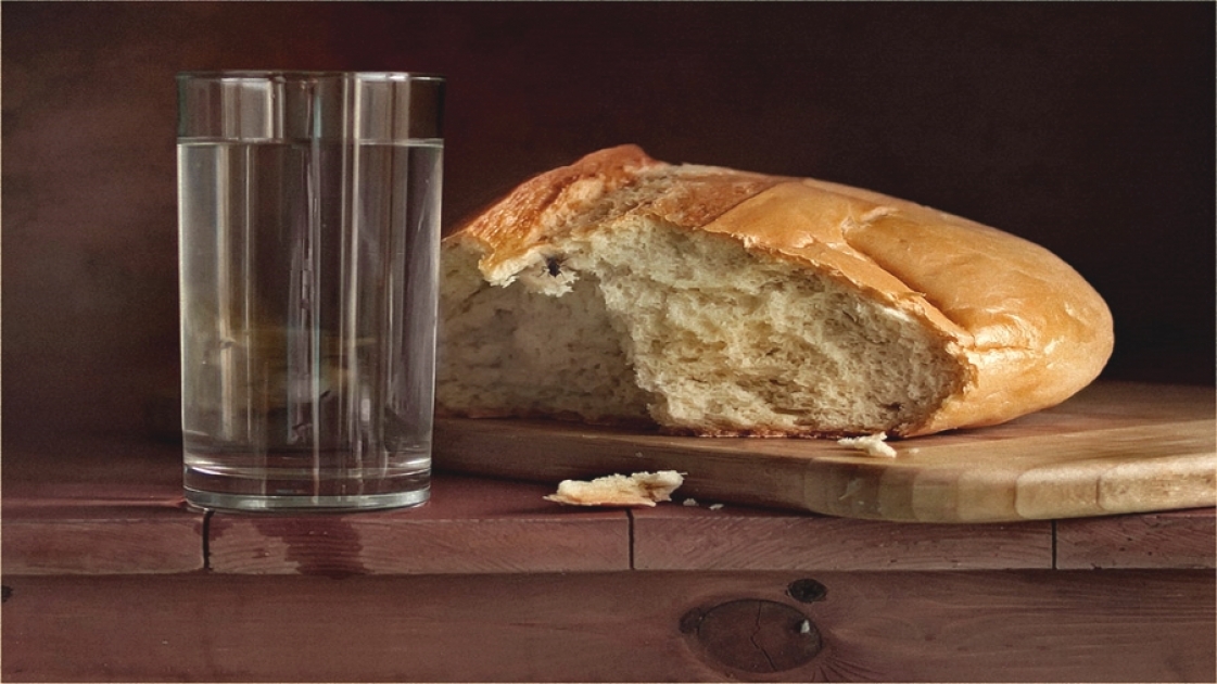 Хлеб и т д. Хлеб и вода. Стакан воды с хлебом. Еда с водой хлеб. Хлеб и вода на столе.