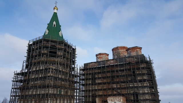 Спасо-Преображенский собор (1691) и колокольня (1686) с 2009 года в строительных лесах