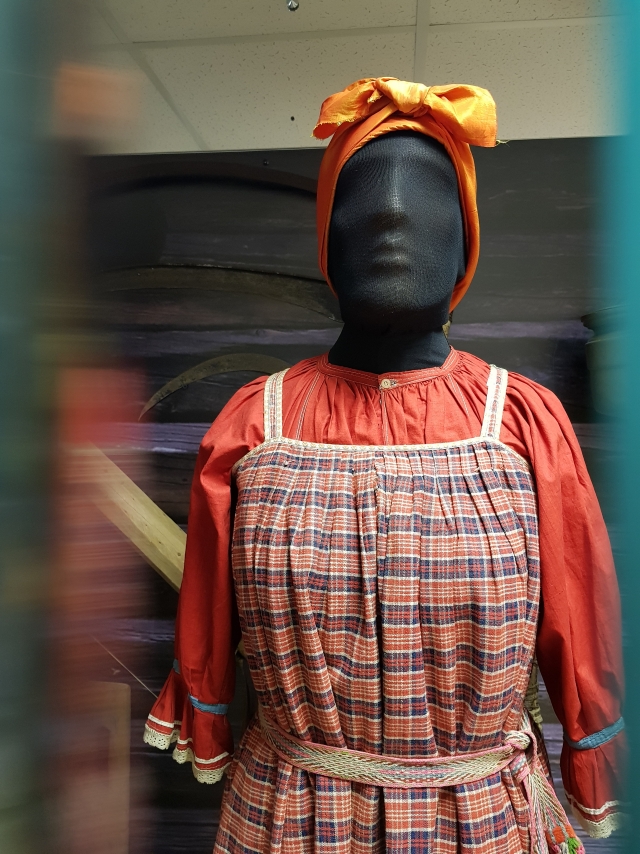 Сарафан с лямками — самая распространенная до первой половины XX  века женская повседневная одежда. Экспозиция Мезенского краеведческого музея
