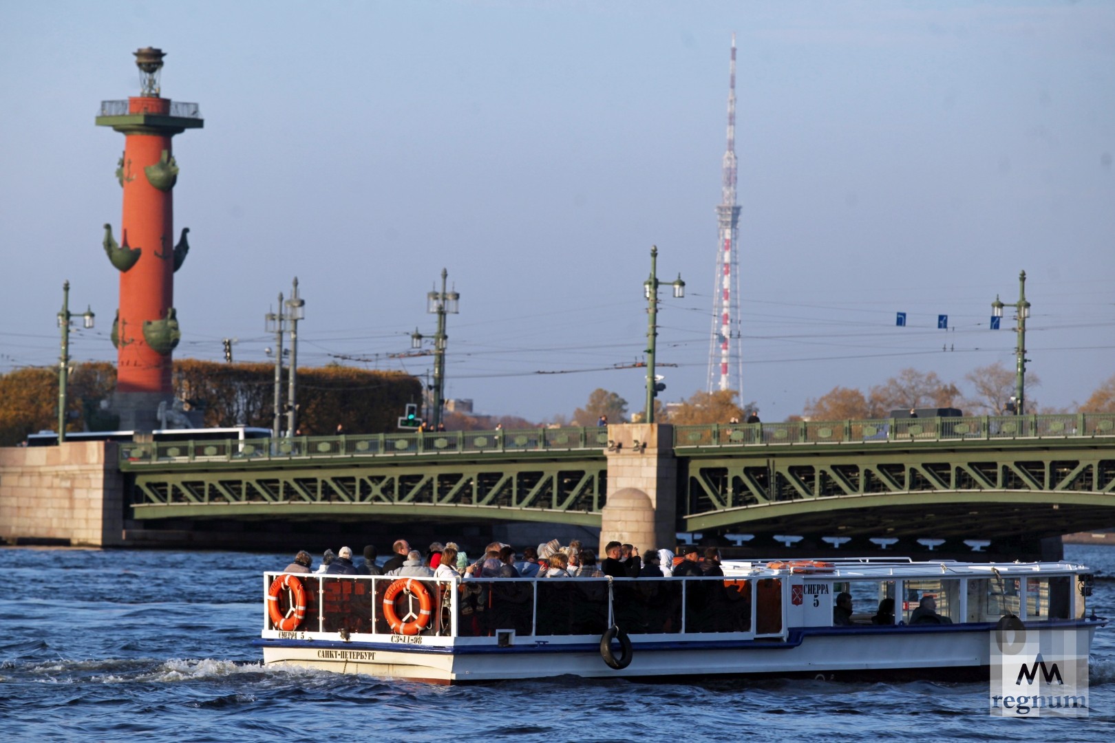 В День Петербурга Дворцовый мост разведут трижды, а метро ночью не закроют