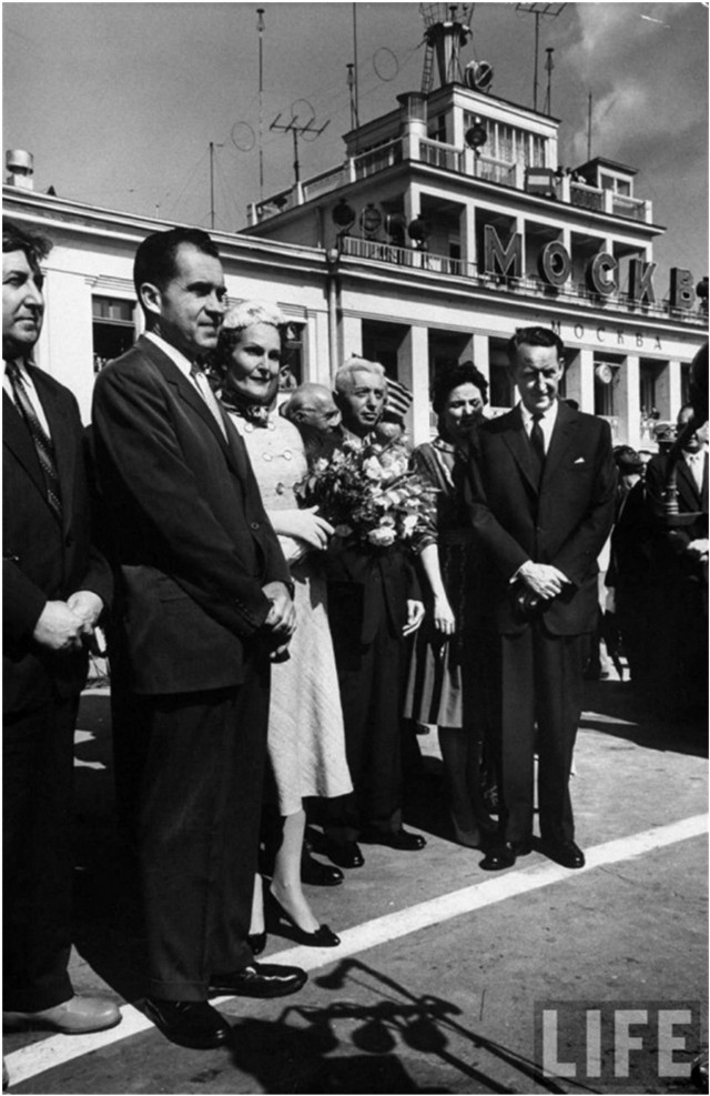 Хайман Риковер (четвёртый слева) в составе делегации вице-президента США Ричарда Никсона в Москву в 1959 году в аэропорту Внуково