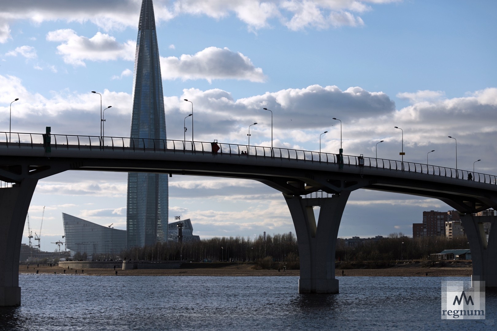 Юноша получил тяжелые травмы, прыгнув с Яхтенного моста в Петербурге