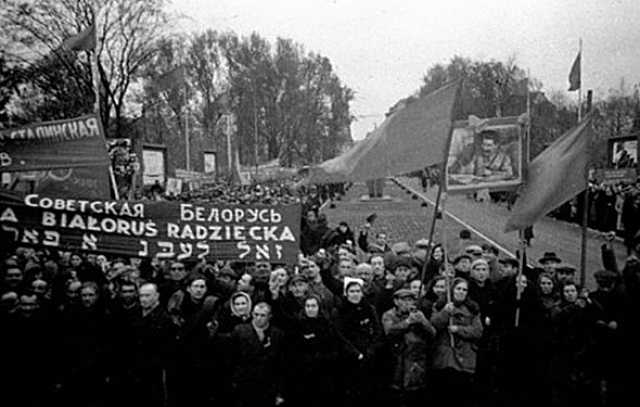 Демонстрация на одной из улиц Гродно. 1939