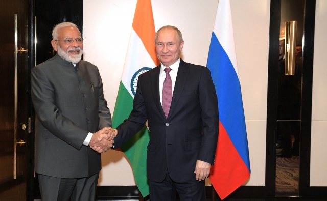 Премьер-министр Индии Нарендра Моди и Владимир Путин на самите ШОС в Бишкеке