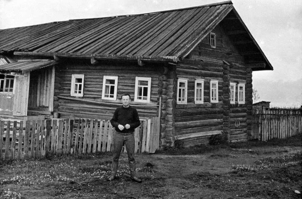 Снег с неба запорошил сквозь щели под потолком