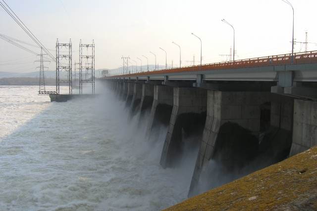 Сброс воды на плотине Жигулёвской ГЭС 