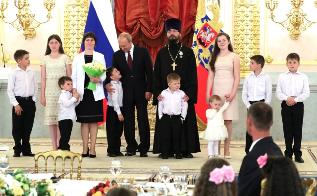 Владимир Путин наградил чету Тайченачевых орденом «Родительская слава»
