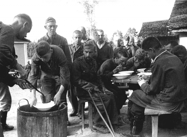 Обед немецких военнопленных в лагере № 27. Красногорск. 1944