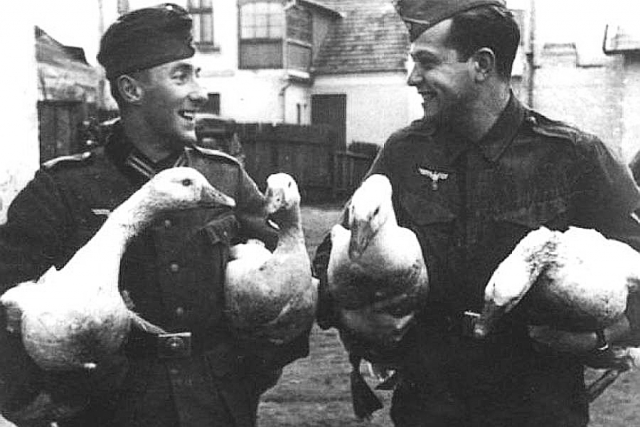 Немецкие мародеры в Польше. 1939