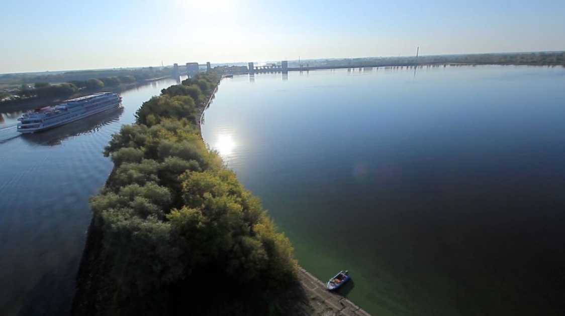 Бывшее водохранилище. Рыбинское водохранилище Ярославль. Рыбинск он водохранилище. Рыбинск водохранилище Ярославская область. Целлюлозный комбинат на Рыбинском водохранилище.