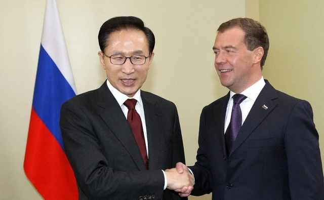Ли Мен Бак и Дмитрий Медведев 