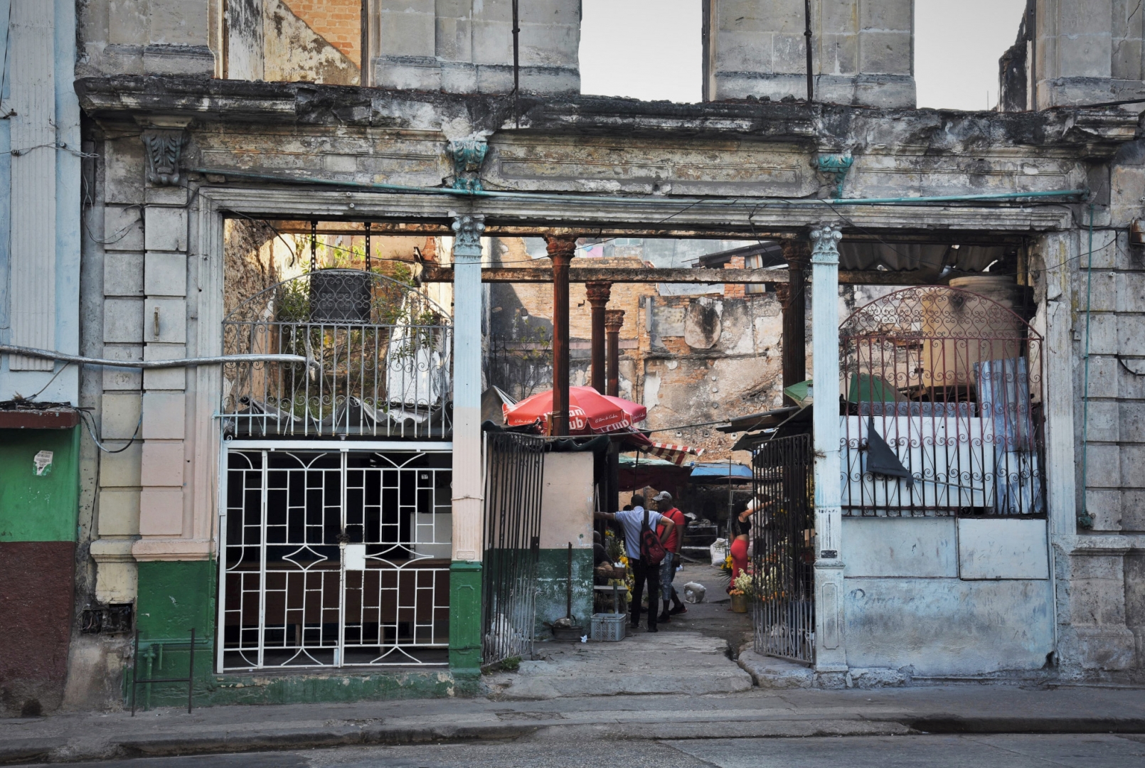 Самобытный колониальный стиль Гаваны постепенно исчезает. Большая часть зданий, не принадлежащих к достопримечательностям под охраной ЮНЕСКО, находится в аварийном состоянии. Гавана, Куба