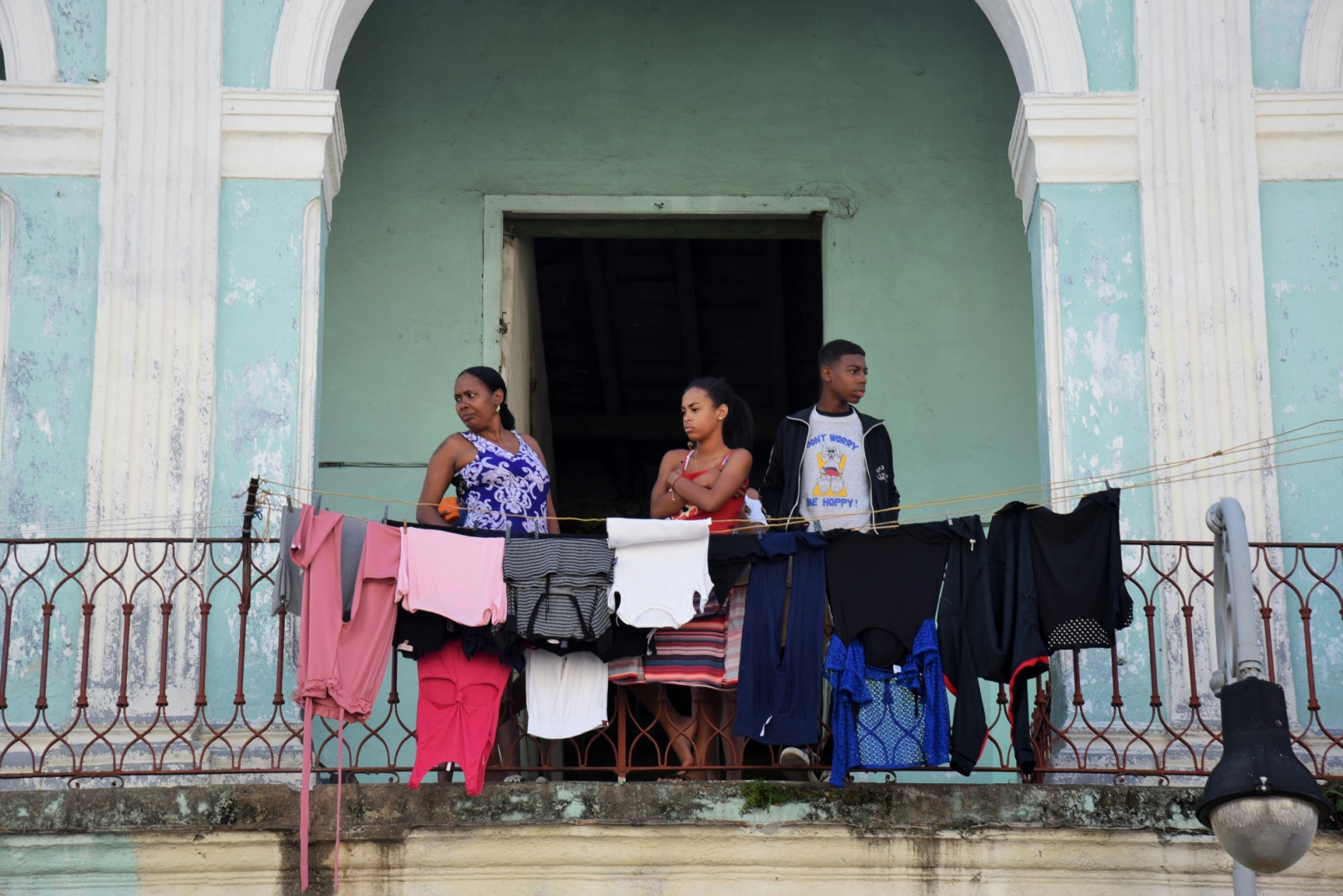 Люди живут на Кубе «свободно», с открытыми дверями и окнами, совершенно свободные от стеснения. Сосед знает всё о своём соседе. Вся жизнь как на ладони. Гавана, Куба