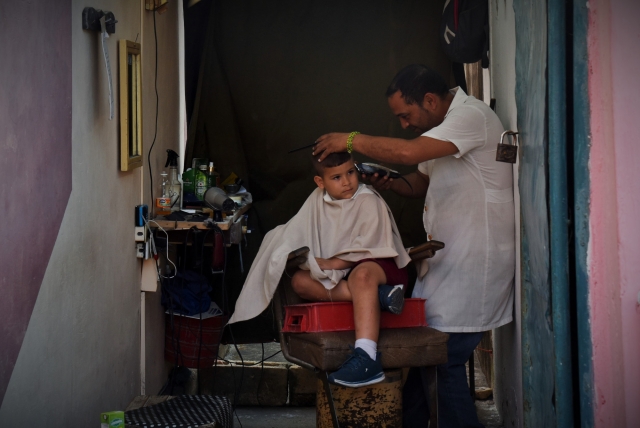 Маленький клиент частной парикмахерской. Пинар дель Рио, Куба