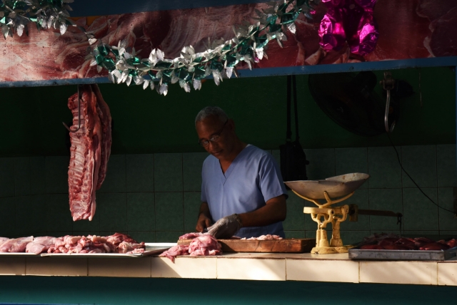 Мясник одной из частных мясных лавок. Гавана, Куба