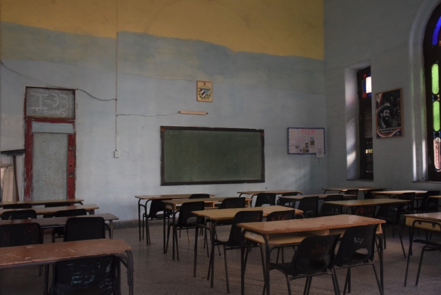 Образование на Кубе состоит из нескольких этапов: первичного (начальная ступень от 6 до 11 лет, средняя ступень от 12 до 15 лет) и вторичного (техническое профессиональное или предуниверситетское) школьного образования. Школьный класс. Гавана, Куба