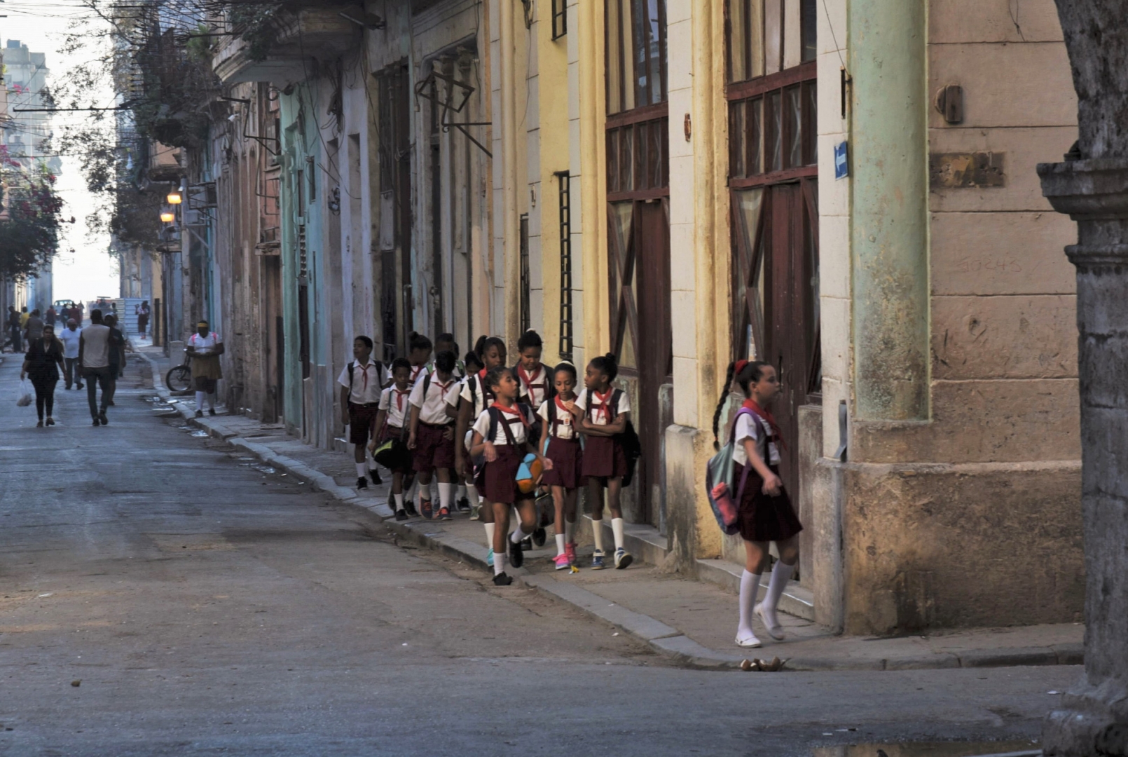 Кубинские школьники (включая детсадовцев) носят униформу. Верх одежды всех образовательных этапов белого цвета, низ — различается по цветам в зависимости от возраста учащихся. У всех синий или красный галстук. Гавана, Куба