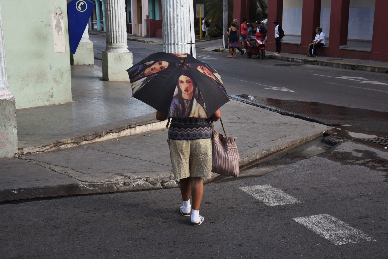 Женщина с зонтом на улице Пинар дель Рио. Куба
