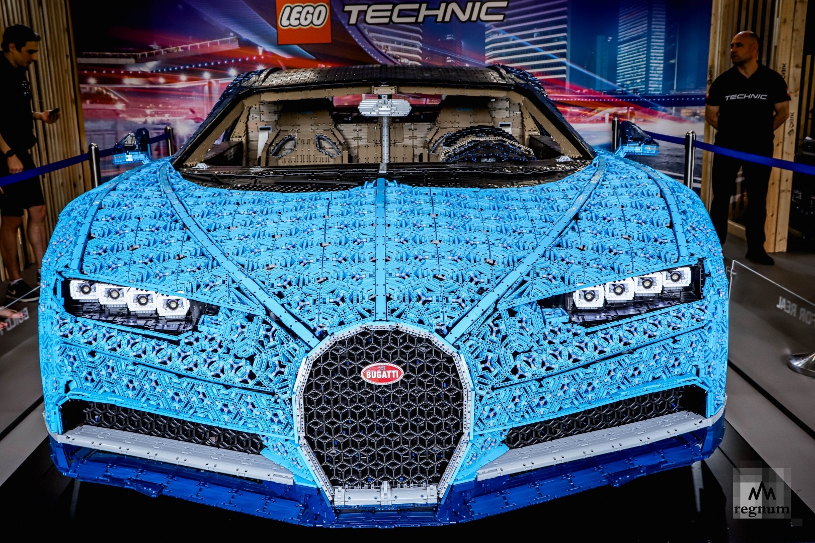 Москвичам показали Bugatti Chiron, собранную из LEGO — фоторепортаж