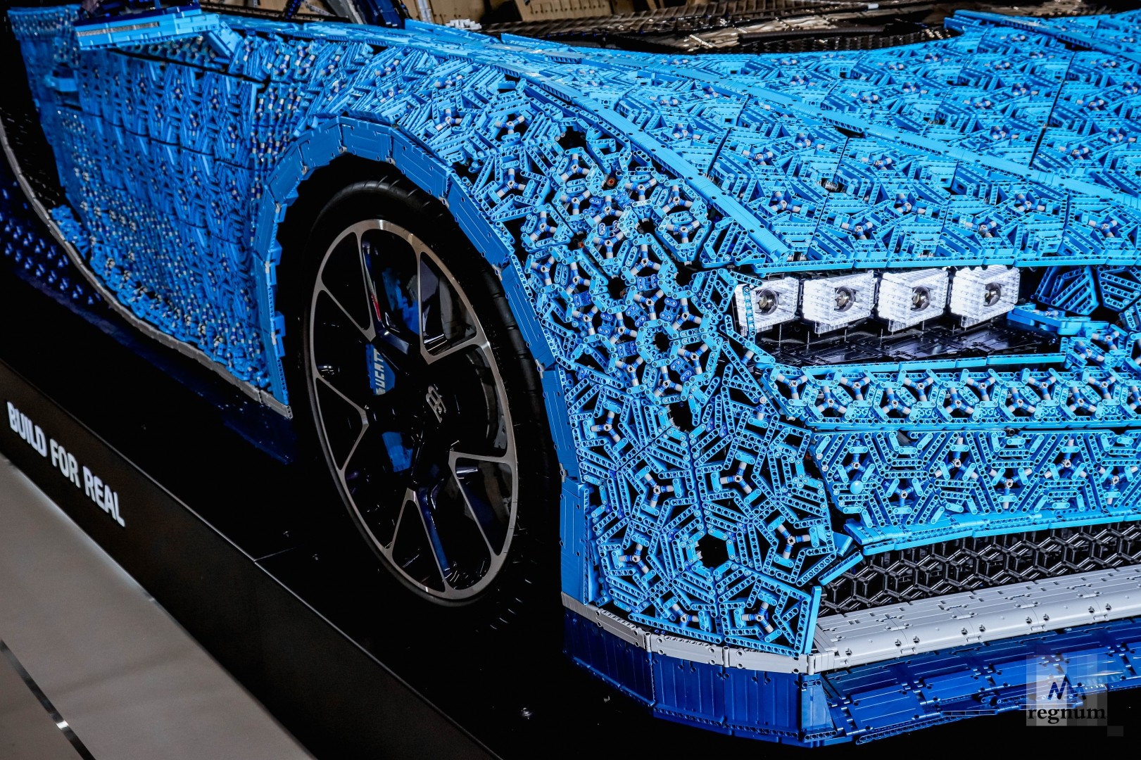 Москвичам показали Bugatti Chiron, собранную из LEGO — фоторепортаж