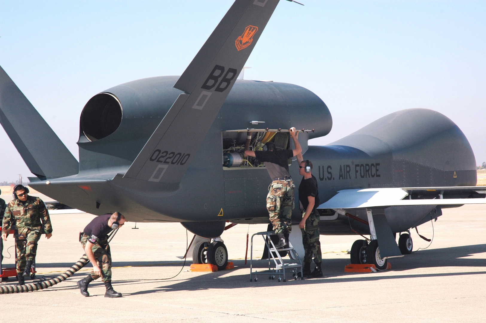 Беспилотник США RQ-4A Global Hawk семь часов летал у границ Крыма