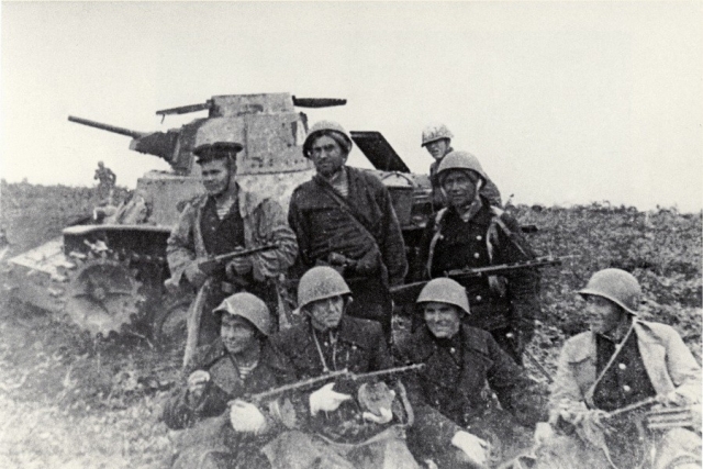 Советские десантники возле подбитого японского танка. 1945