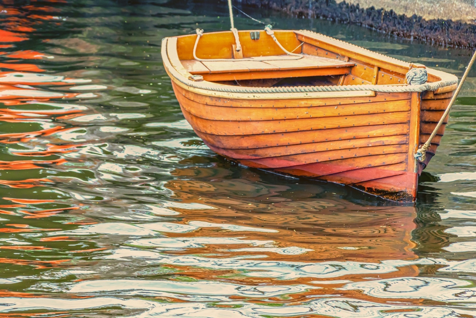 Лодка на воде рисунок