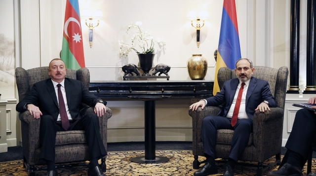 Алиев (слева) и Пашинян (справа)
