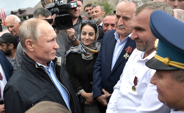 Владимир Путин посетил дагестанское село Ботлих, жители которого одними из первых приняли удар вооружённых бандформирований, проникших в республику с территории Чечни в августе 1999 года