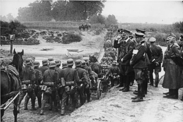 Гитлер наблюдает, как немецкие солдаты идут в Польшу в сентябре 1939 года