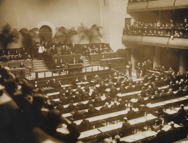 Первое заседание Ассамблеи Лиги Наций состоялось 15 ноября 1920 года в Salle de la Réformation в Женеве