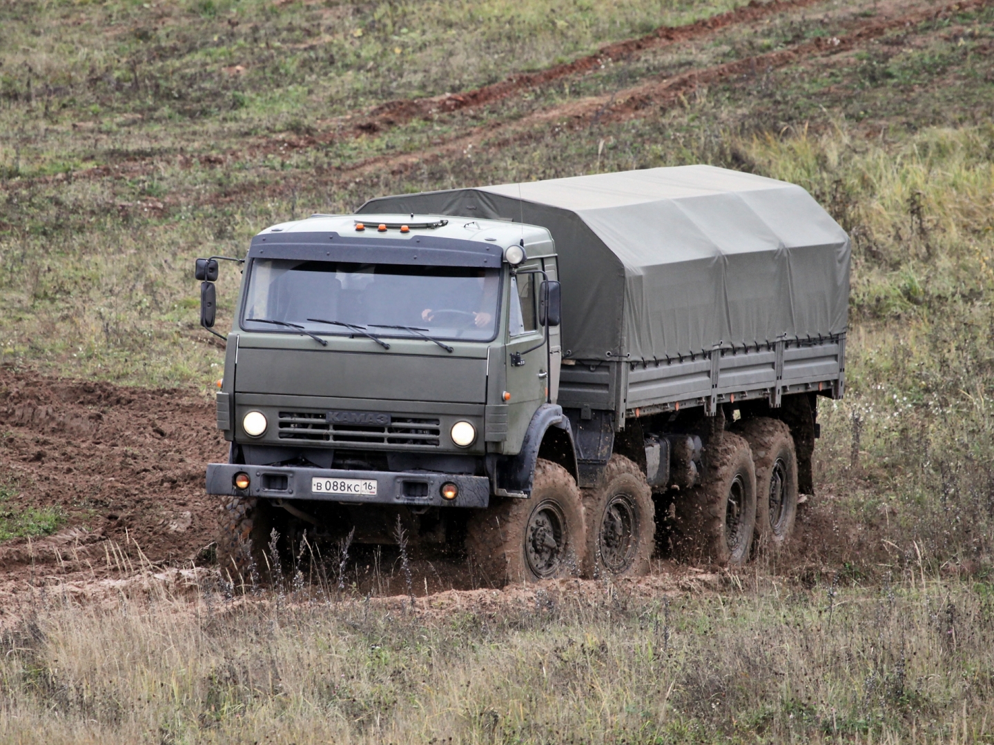 Военный КамАЗ перевернулся в Курской области, двое срочников погибли