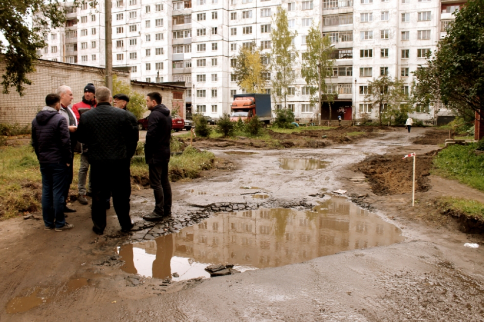 Пять дворов. Ярославская область благоустройство дворов. Отсутствие благоустройства. Россия-1 город Бикин благоустройство дворов. Отсутствие благоустройства у старых домов.