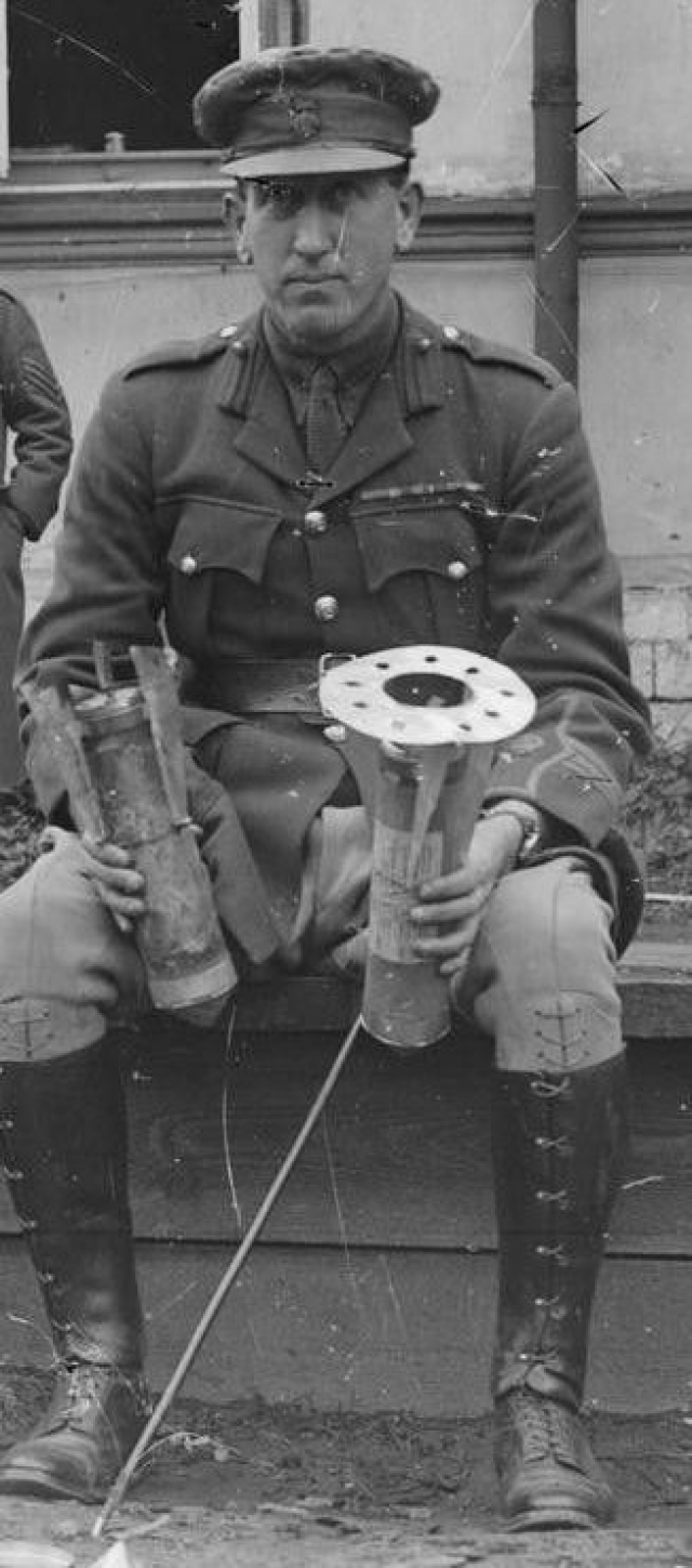 Британский эксперт по отравляющим веществам майор Томас Дэвис держит в руках М-бомбу. Север России, 1919