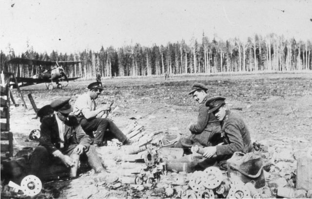 Офицеры специальной бригады Дэвиса готовят М-бомбы на аэродроме станции Обозерская 27 августа 1919 года