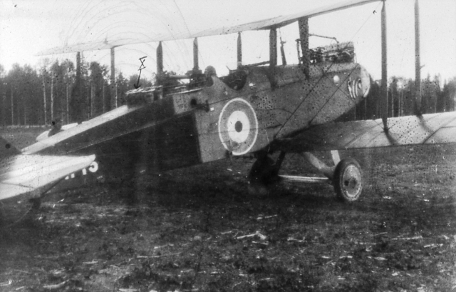 Бомбардировщик DH-9 с химическими М-бомбами готовится к вылету на задание. Аэродром станции Обозерская , 27 августа 1919 года