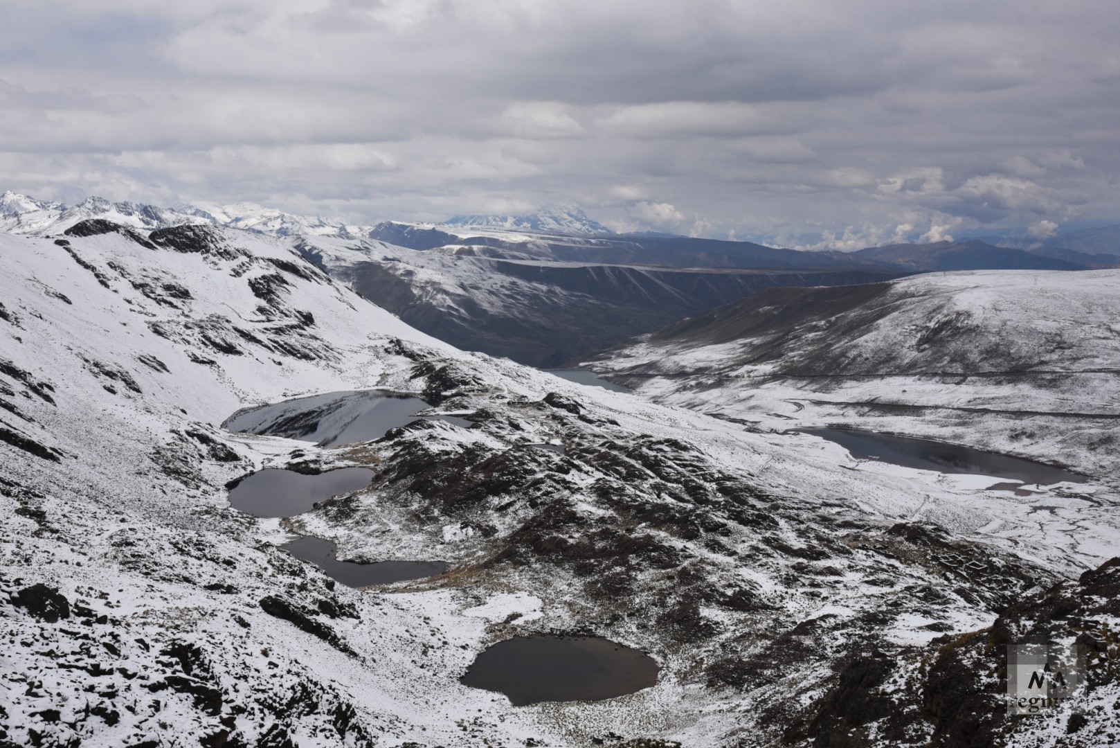 Вид на озёра с горного хребта исчезнувшего ледника Чаколтая (5300 м. над у. м.). Боливия