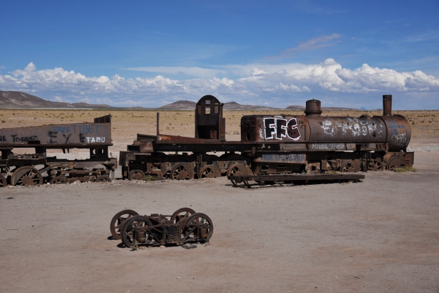 Старые локомотивы и вагоны на кладбище паровозов. Уюни, Боливия