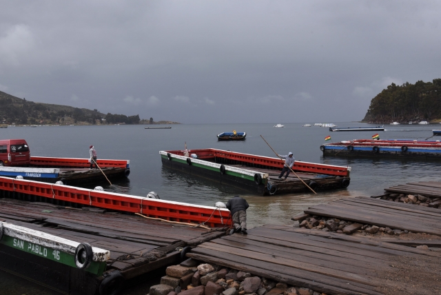 Деревянные паромы, используемые для переправы транспорта через пролив Текина. Порт пролива Текина, Боливия