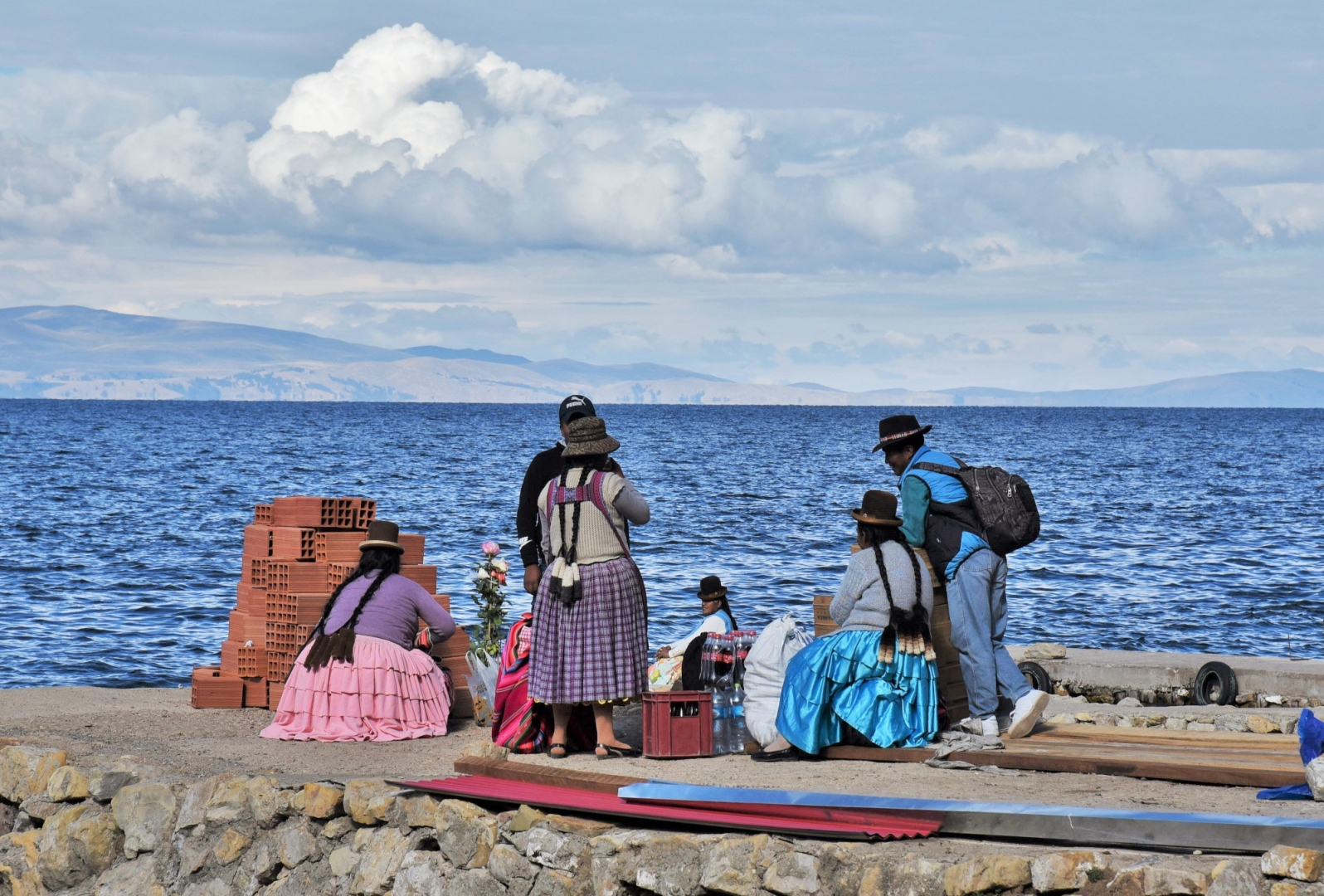 Жители острова Солнца ждут на причале катер до Копакабаны. Остров Солнца. Боливия