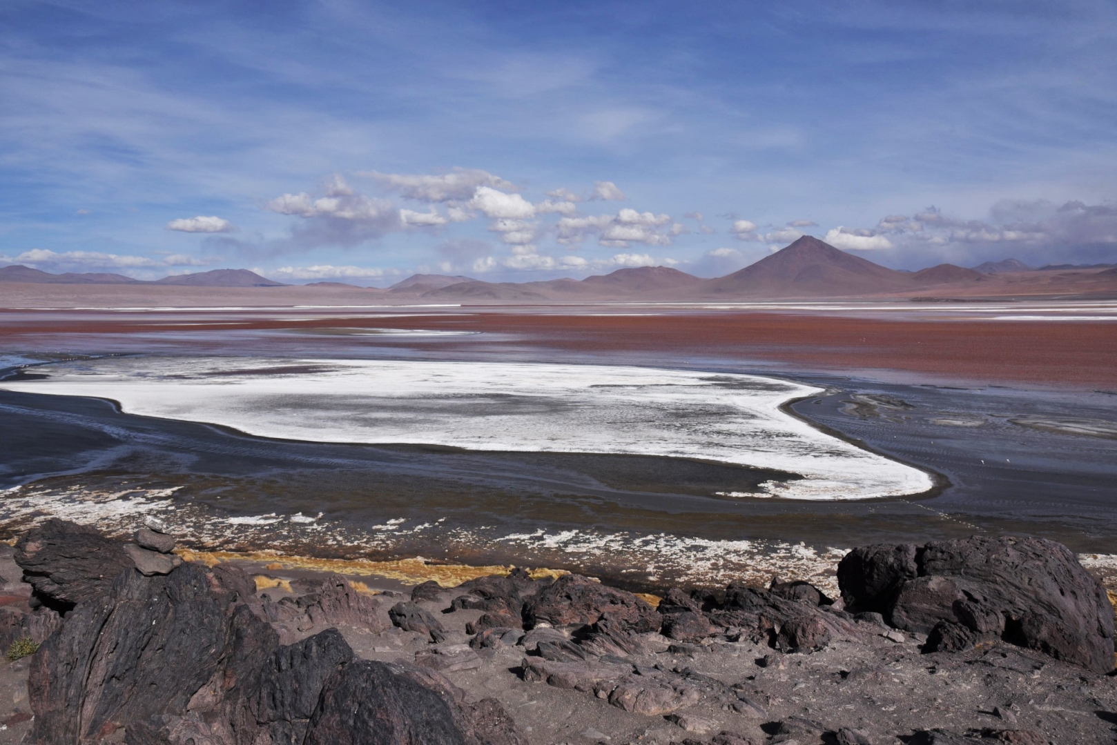 Лагуна Колорадо – одно из минеральных озёр Плато Альтиплано. Лагуна имеет необычный цвет воды из-за большого количества микроэлементов красного цвета, которыми питаются Андские фламинго – один из самых редких видов, обитающих в Латинской Америке. Боливия
